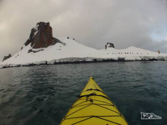 Desde o caiaque observando um dos rochedos da pequena Half Moon Island, na Antártida